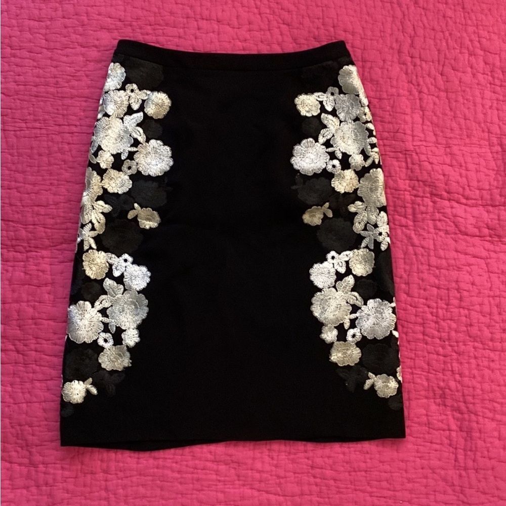 Diane Von Furstenberg Black embroidered Floral Pencil Skirt, US4